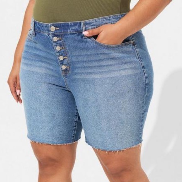 Torrid NWT Relaxed Bermuda Classic Denim Mid Rise Button Fly Raw Hem Jean Shorts - Picture 2 of 12
